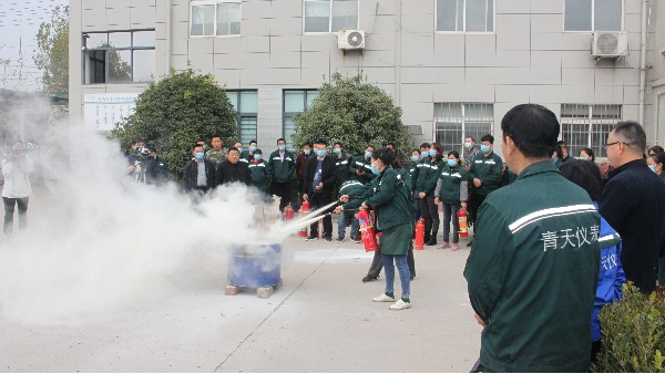 三亿体育_三亿(中国)一站式服务官方网站加强安全意识，全体员工进行消防演练